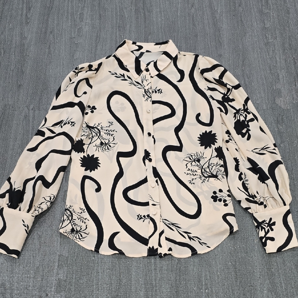 Amazon Women's Black and Cream Patterned Blouse